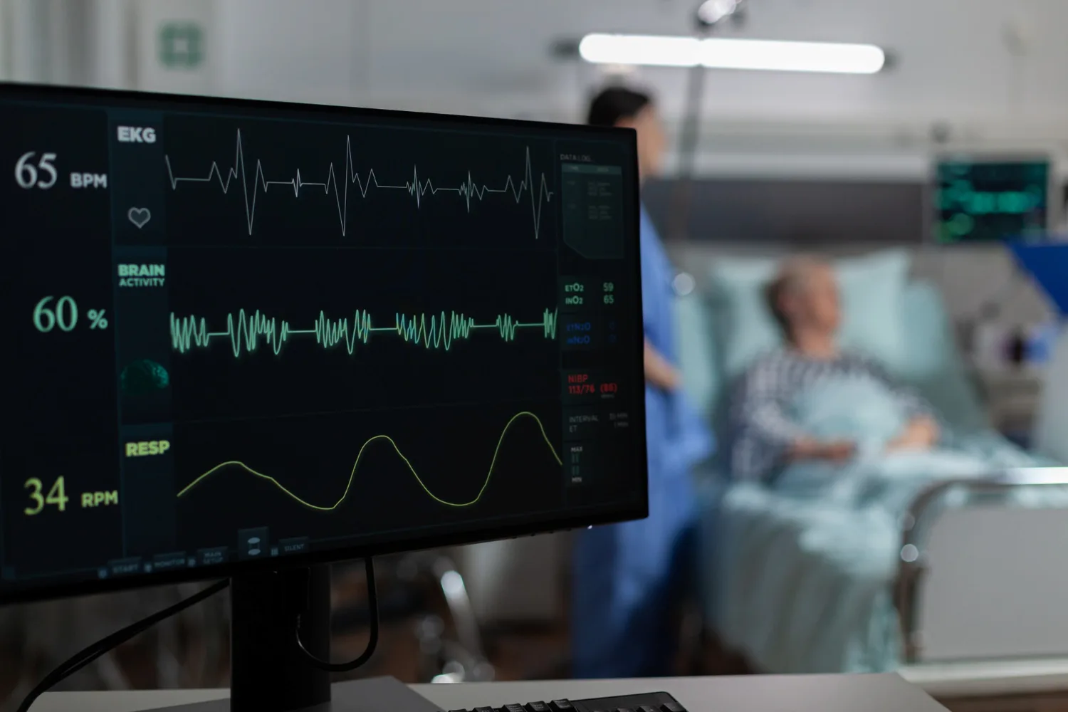 9697 | Cekome Écran de surveillance médicale affichant les constantes vitales d’un patient hospitalisé en arrière-plan