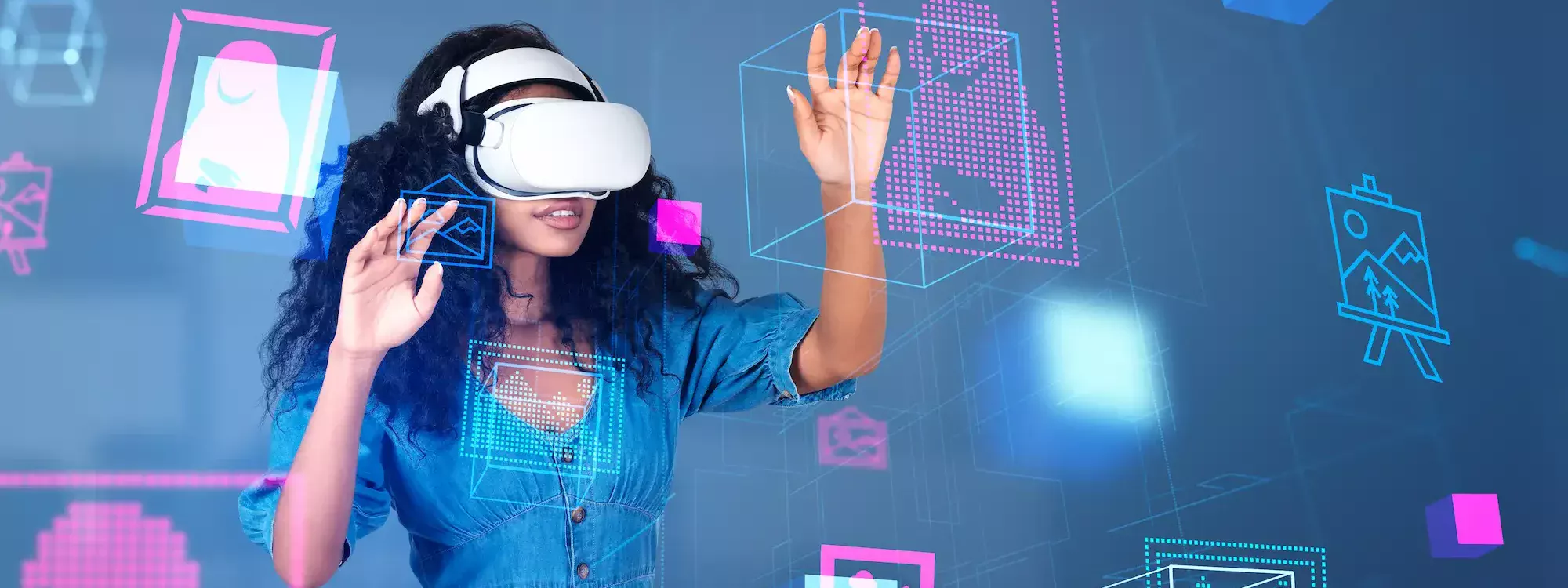 Femme interagissant avec des éléments virtuels en 3D grâce à un casque de réalité virtuelle dans un environnement immersif.