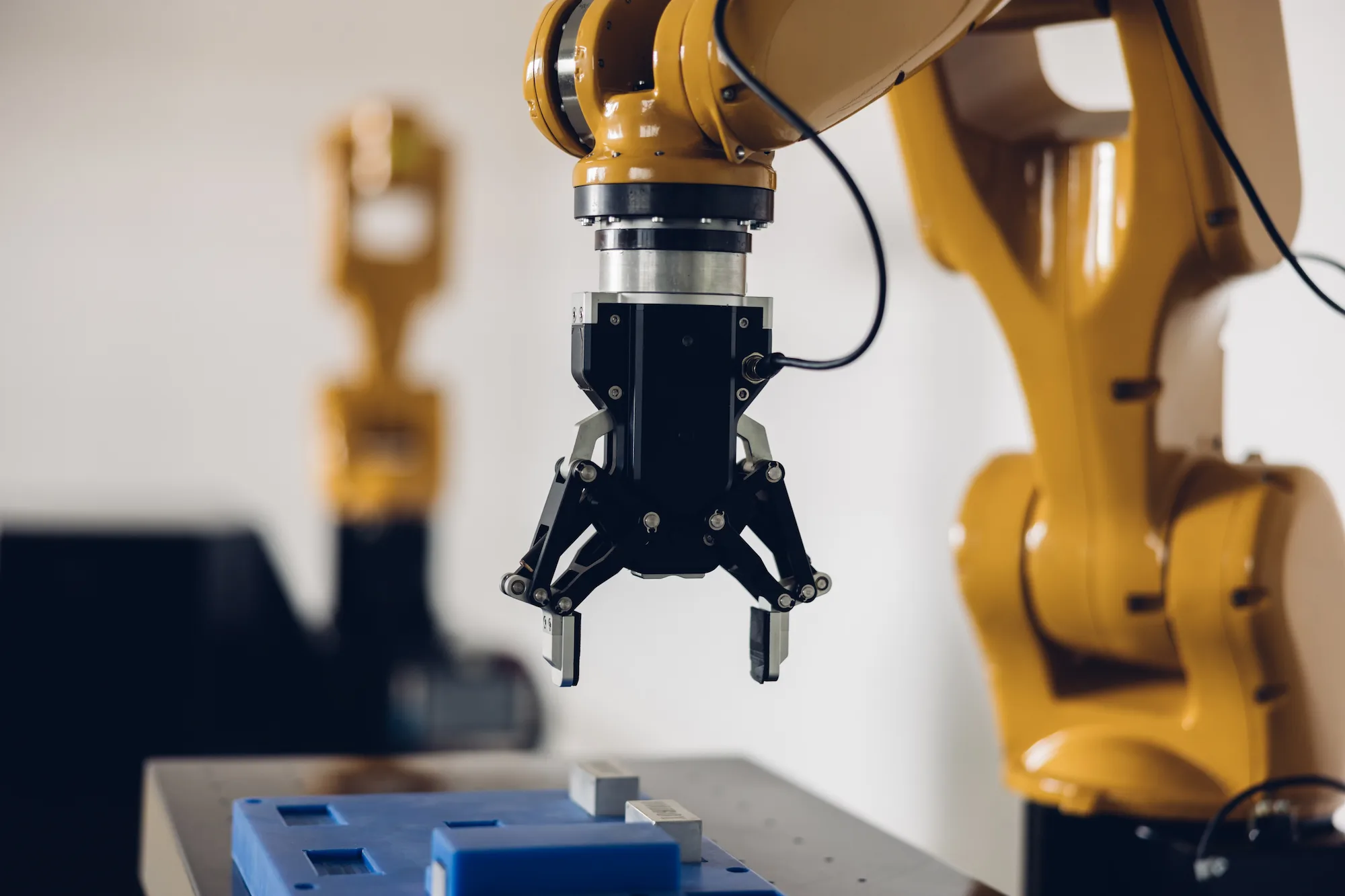 Bras robotisé autonome effectuant des opérations de précision dans un environnement industriel connecté