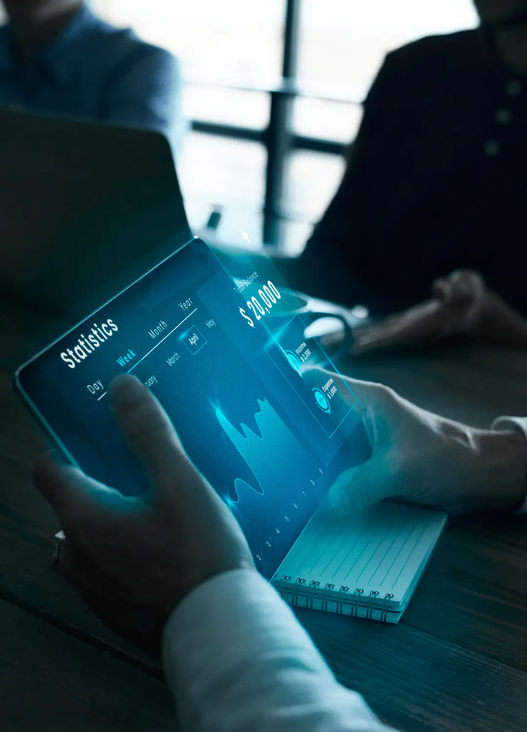 Visualisation de statistiques financi&egrave;res sur une tablette avec interface de CRM intelligent en r&eacute;union professionnelle