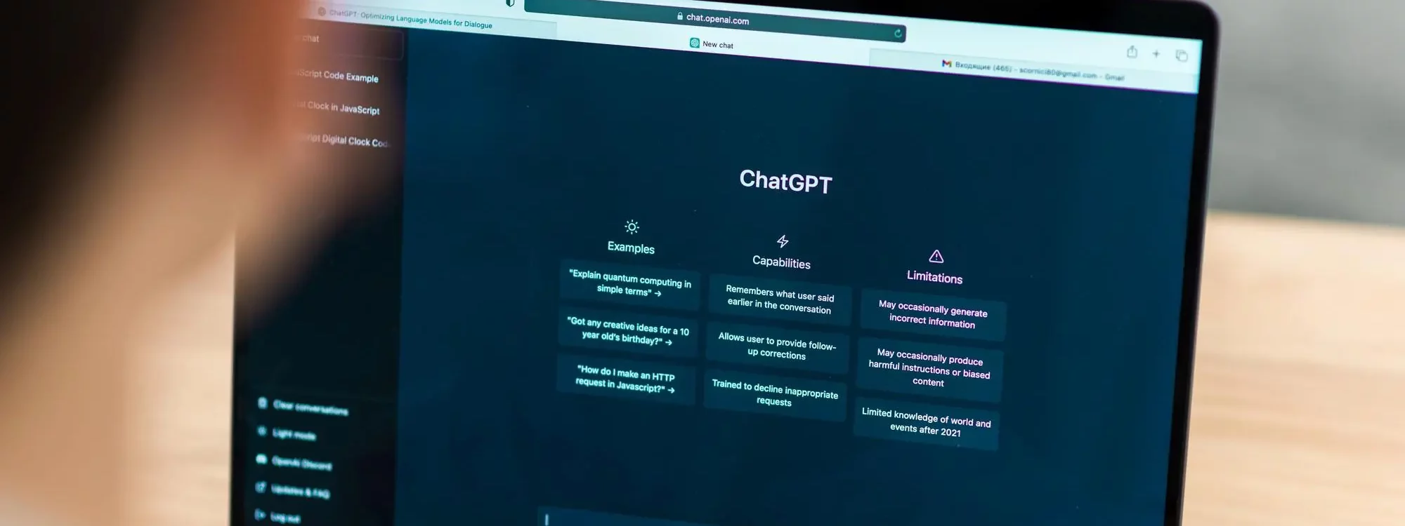 Personne utilisant ChatGPT sur un ordinateur portable affichant l&rsquo;interface du site OpenAI
