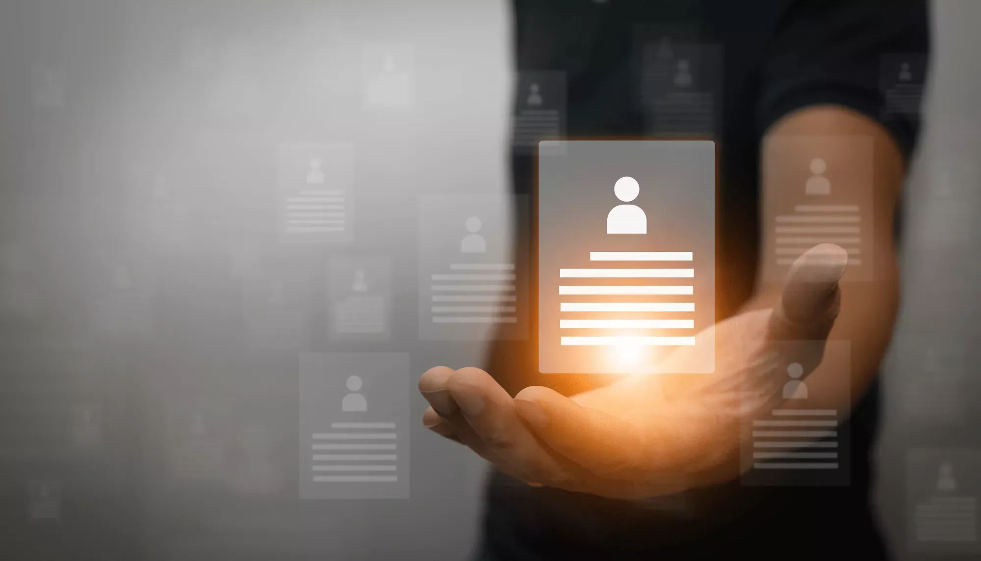 ADOBESTOCK_579065164 | Cekome Homme tenant une icône de profil numérique illuminée représentant un CV virtuel