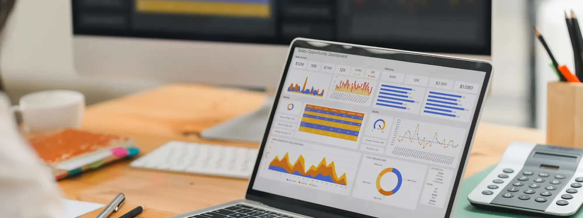 Analyse de donn&eacute;es sur un CRM intelligent affich&eacute;e sur un ordinateur portable dans un environnement de bureau