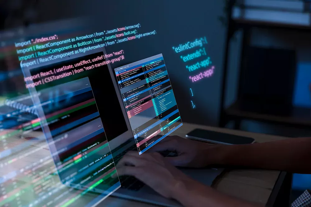 DEVELOPPEMENT_FRONT END | Cekome Développeur écrivant du code JavaScript sur un ordinateur portable avec des lignes de code projetées en surimpression