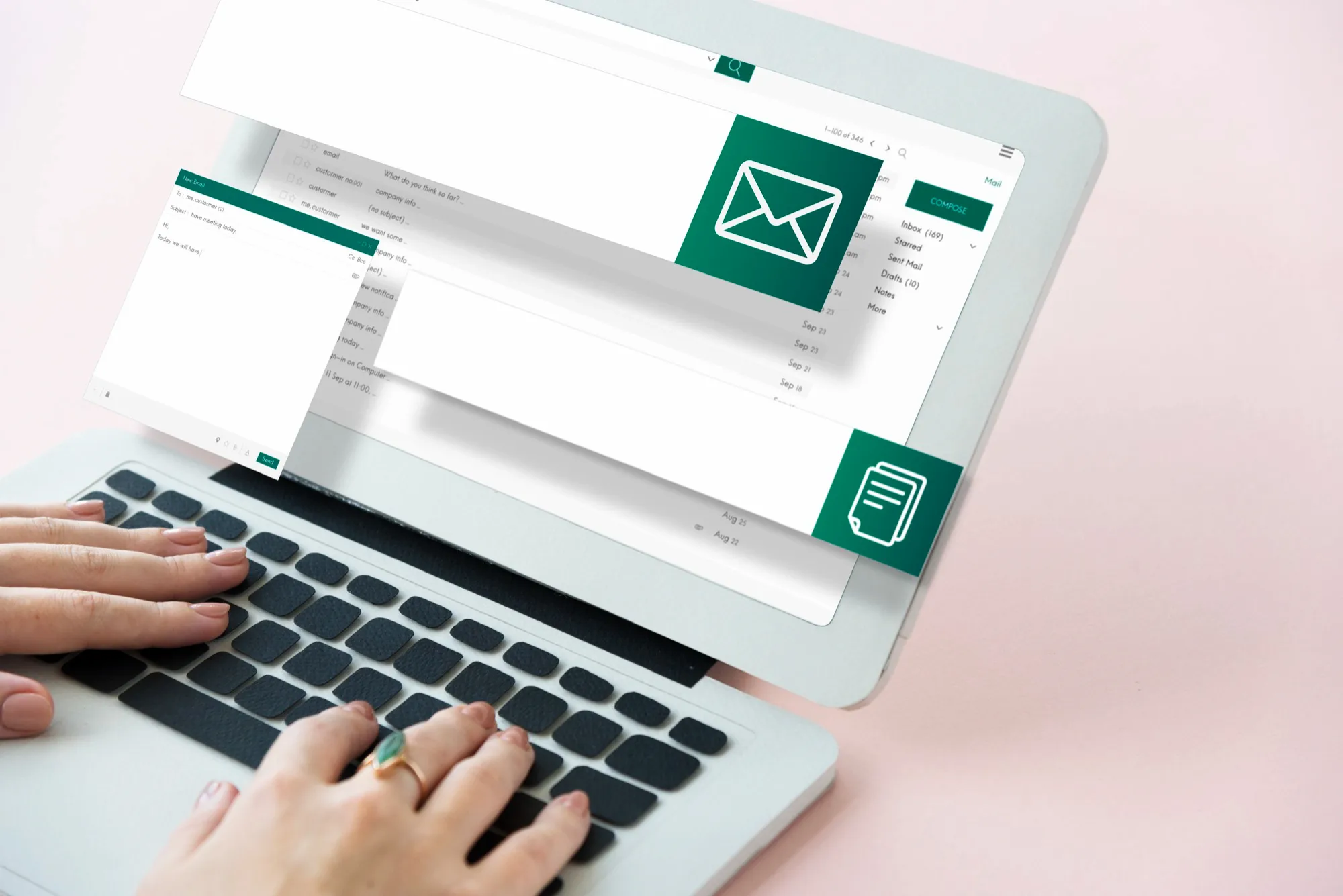 Mains tapant sur un ordinateur portable affichant une interface de messagerie électronique en ligne