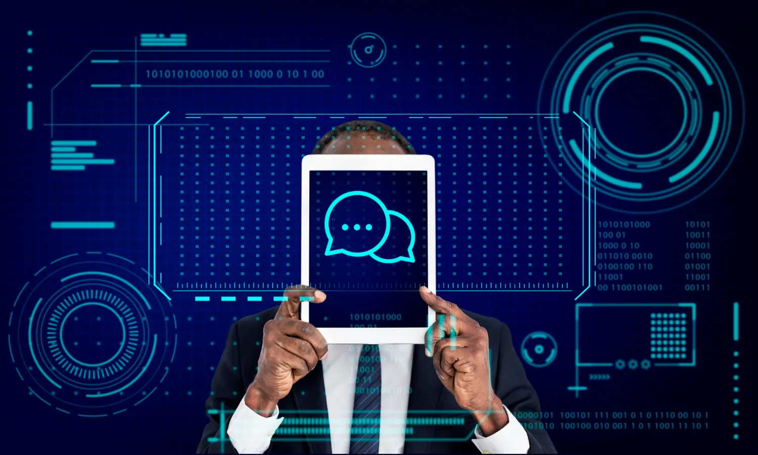 127864 | Cekome Homme en costume tenant une tablette avec une icône de bulle de dialogue sur fond d'interface numérique futuriste