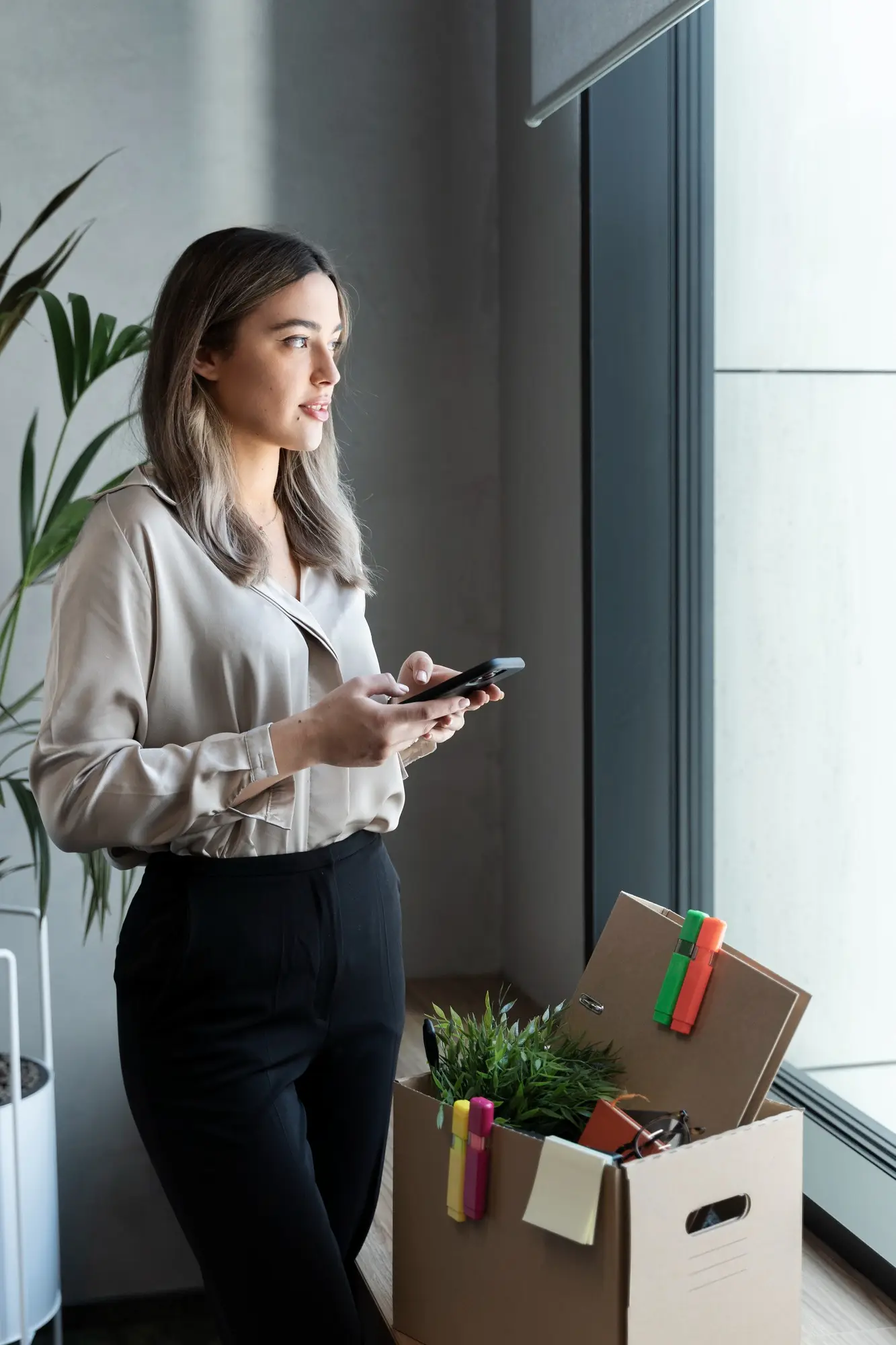 Femme avec carton de départ au bureau