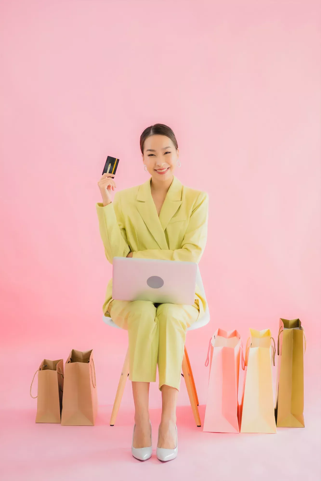 Femme faisant du shopping en ligne