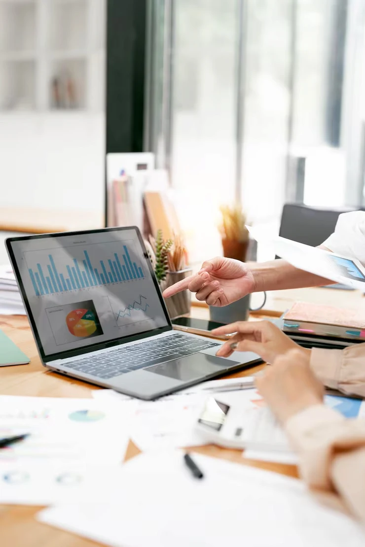 BUSINESSWOMAN CONSULTING MEETING WORKING BRAINSTORMING NEW BUSINESS PROJECT FINANCE INVESTMENT CONCEPT_44344 6358 | Cekome Personnes analysant des graphiques et diagrammes affichés sur un ordinateur portable dans un bureau lumineux