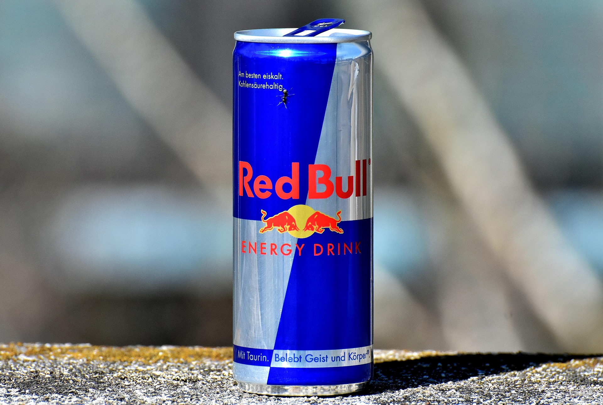 Canette de boisson &eacute;nergisante Red Bull pos&eacute;e sur un rebord en ext&eacute;rieur