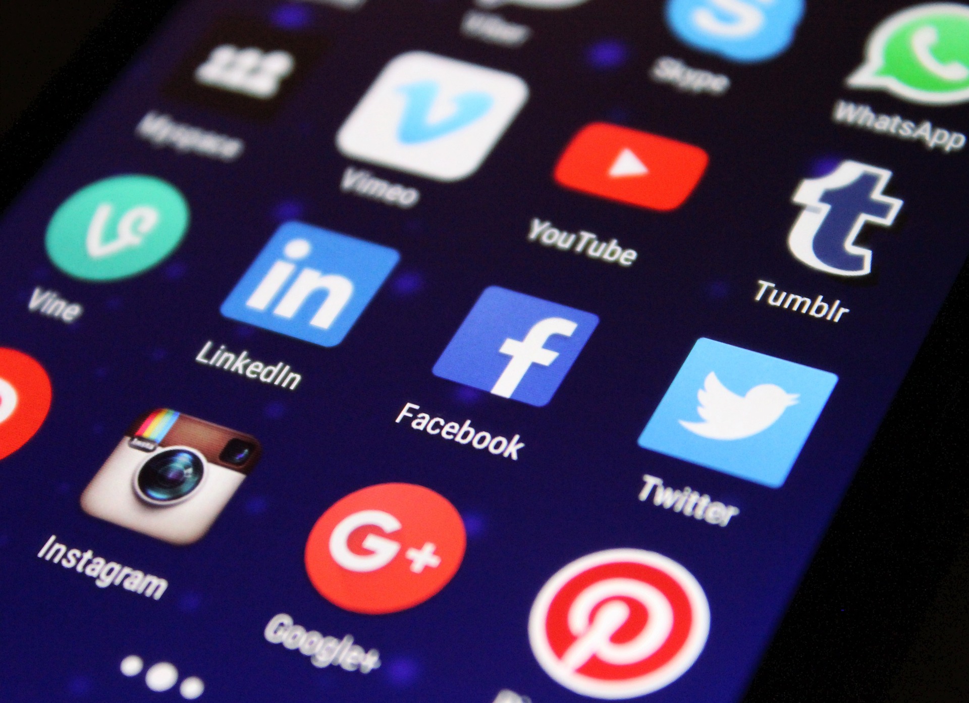 &Eacute;cran de smartphone affichant les ic&ocirc;nes d'applications de r&eacute;seaux sociaux comme Facebook, Twitter, Instagram et Yelp