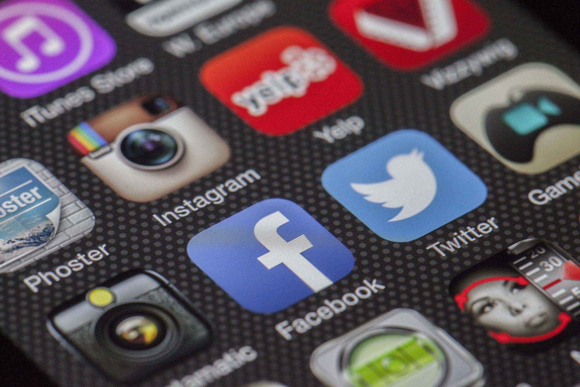 ECRAN DE SMARTPHONE AVEC PLUSIEURS ICONES DE RESEAUX SOCIAUX COMME FACEBOOK TWITTER INSTAGRAM LINKEDIN ET YOUTUBE | Cekome Écran de smartphone avec plusieurs icônes de réseaux sociaux comme Facebook, Twitter, Instagram, LinkedIn et YouTube