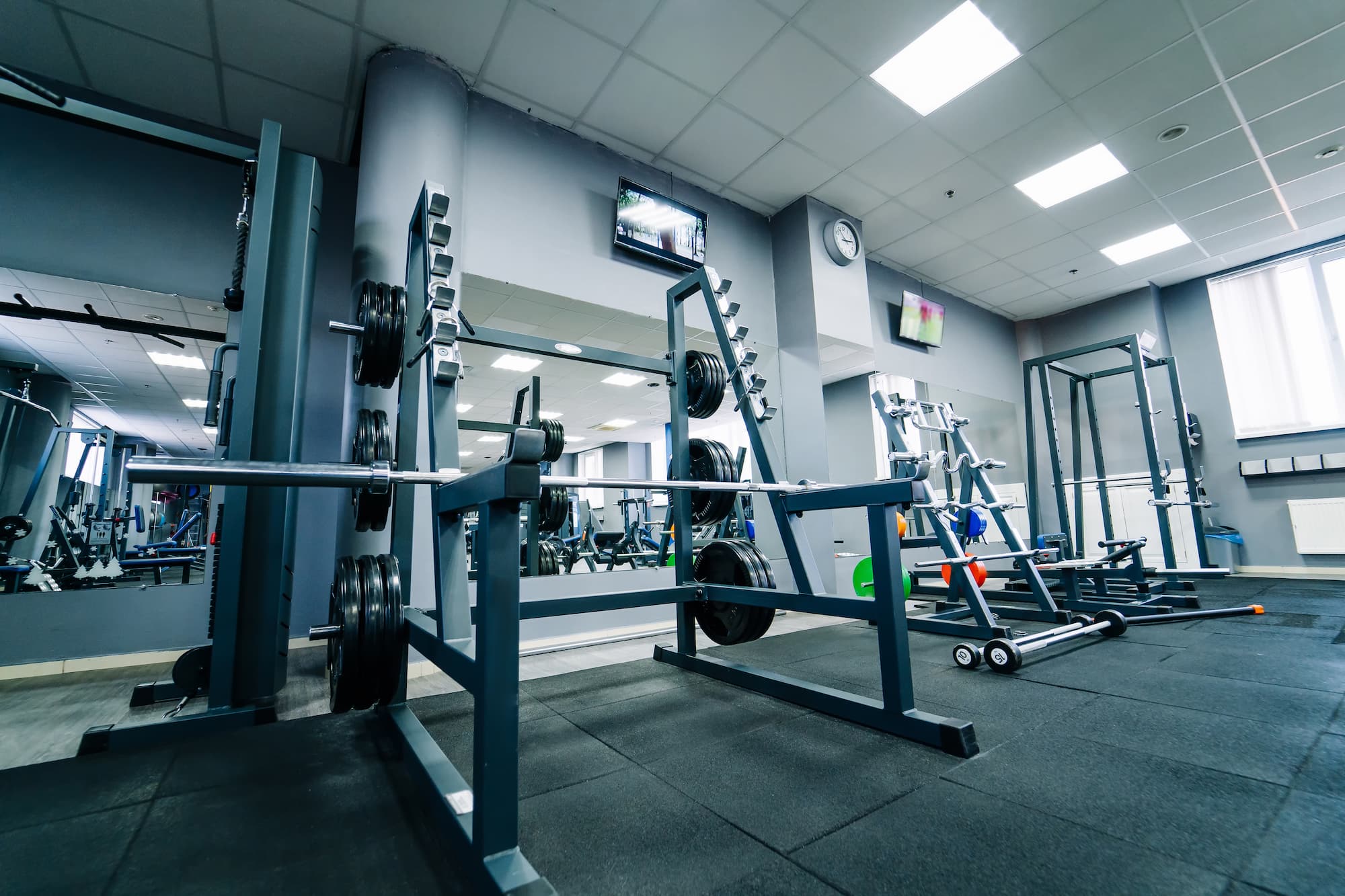 EQUIPEMENT DE MUSCULATION DANS UNE SALLE DE SPORT PROFESSIONNELLE | Cekome Équipement de musculation dans une salle de sport professionnelle.