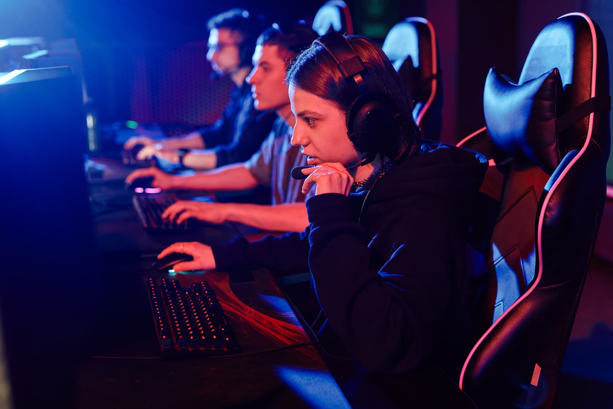 JOUEURS CONCENTRES LORS DUNE COMPETITION DE JEUX VIDEO EN SALLE | Cekome Joueurs concentrés lors d’une compétition de jeux vidéo en salle.