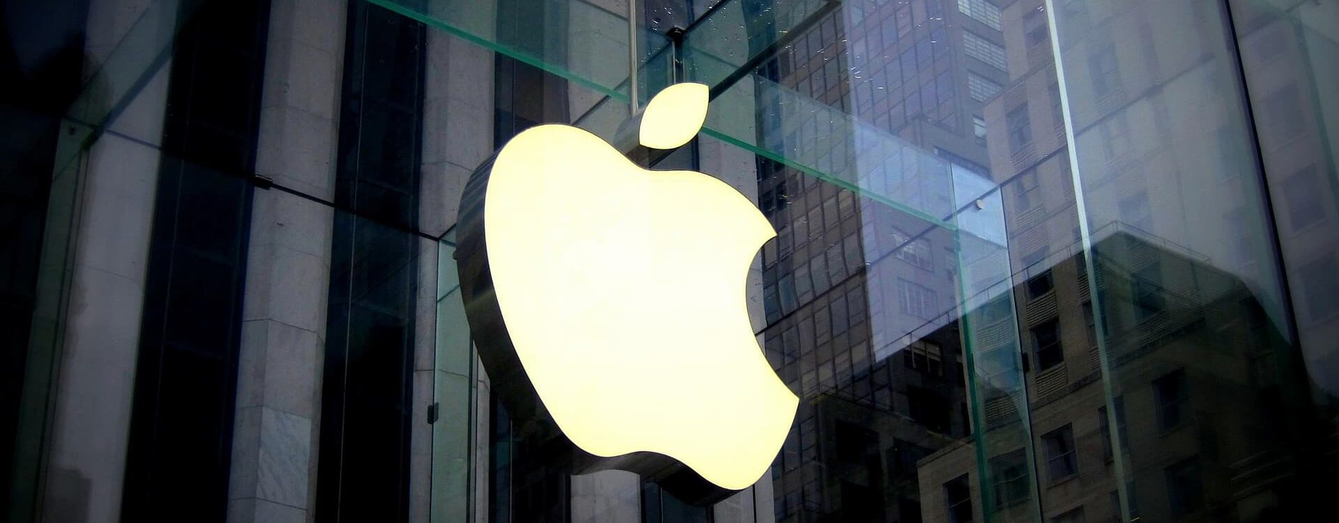 LOGO LUMINEUX DAPPLE SUR LA FACADE VITREE DUN APPLE STORE EN VILLE 1920X750 | Cekome Logo lumineux d’Apple sur la façade vitrée d’un Apple Store en ville