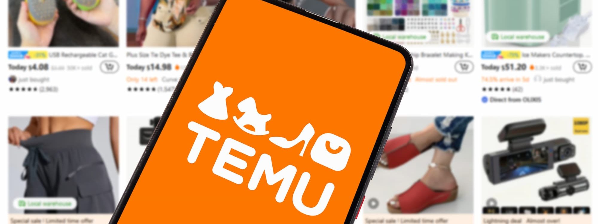 SMARTPHONE AFFICHANT LE LOGO TEMU DEVANT UNE PAGE DE PRODUITS SUR LE SITE DE LA PLATEFORME 2000X750 | Cekome Smartphone affichant le logo Temu devant une page de produits sur le site de la plateforme.