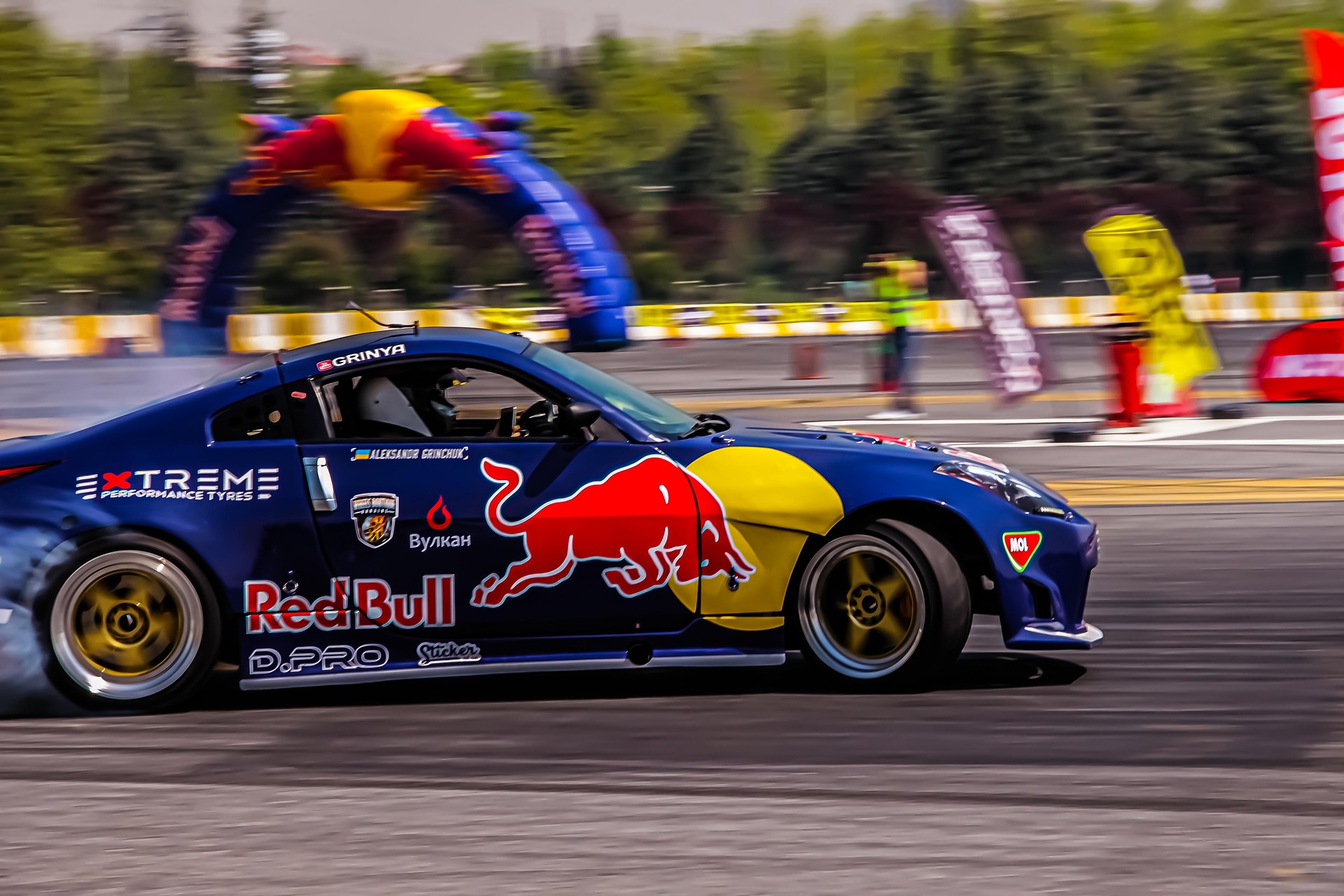 Voiture de drift sponsoris&eacute;e par Red Bull effectuant une figure sur circuit lors d'un &eacute;v&eacute;nement automobile