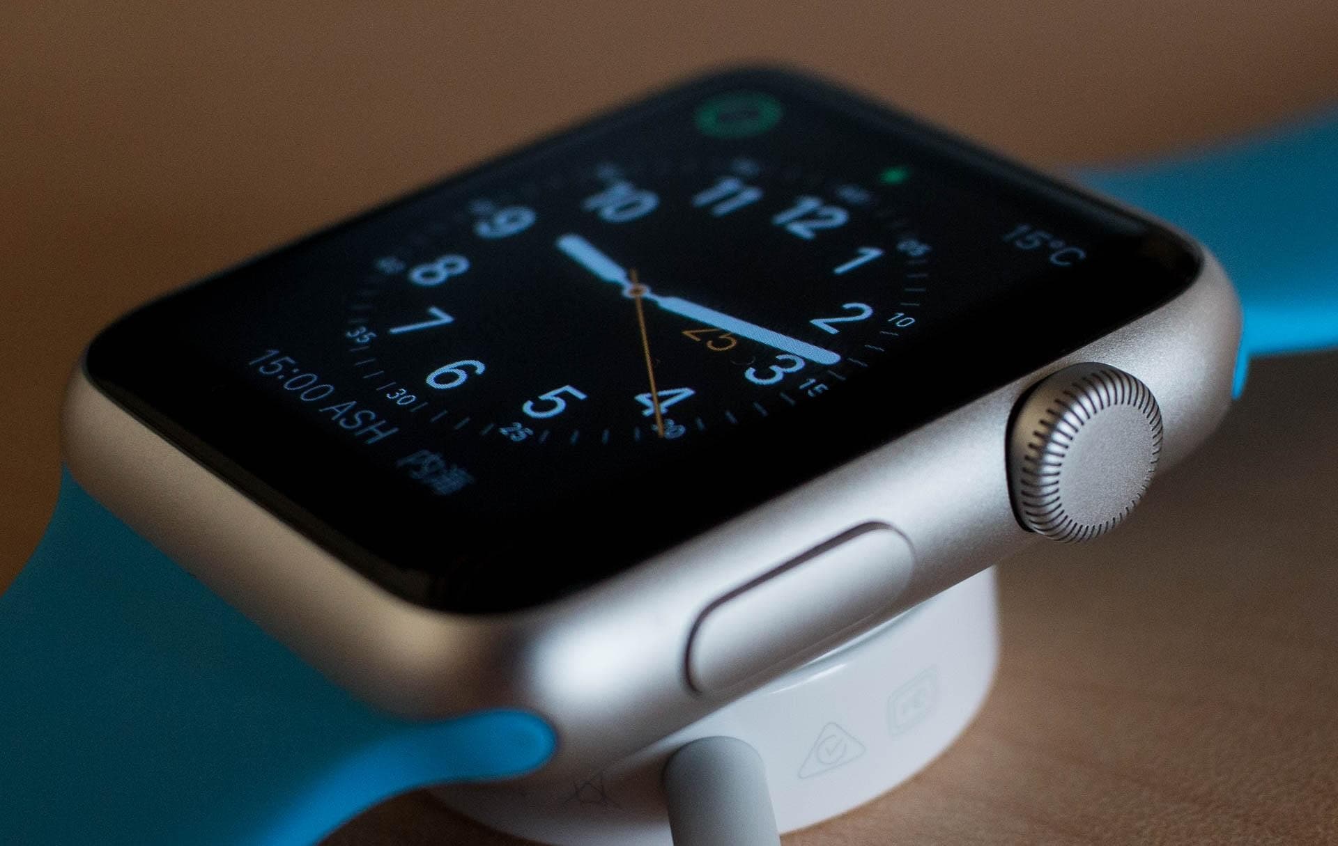 CLOCK 756487_1920 | Cekome Gros plan d'une Apple Watch en charge, affichant un cadran analogique avec bracelet bleu