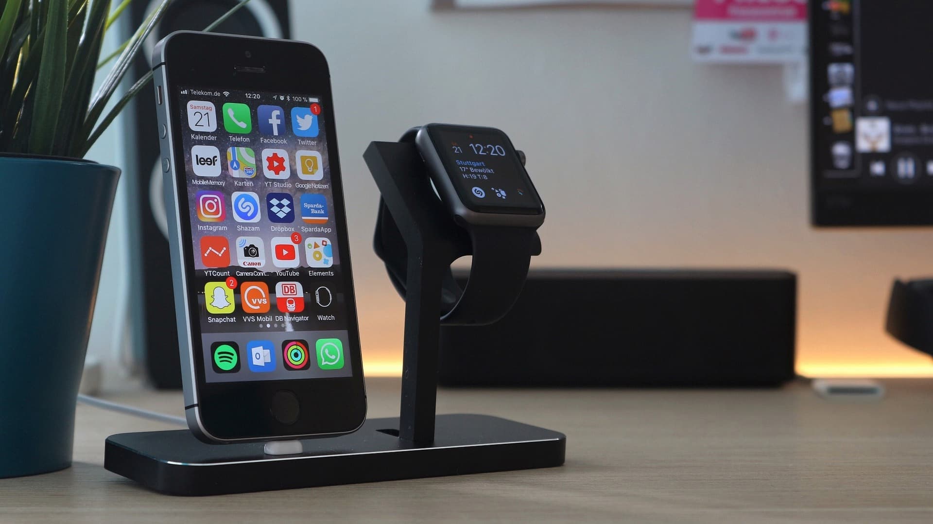 IPHONE ET APPLE WATCH SUR UN SUPPORT DE RECHARGE SUR UN BUREAU MODERNE | Cekome iPhone et Apple Watch sur un support de recharge sur un bureau moderne