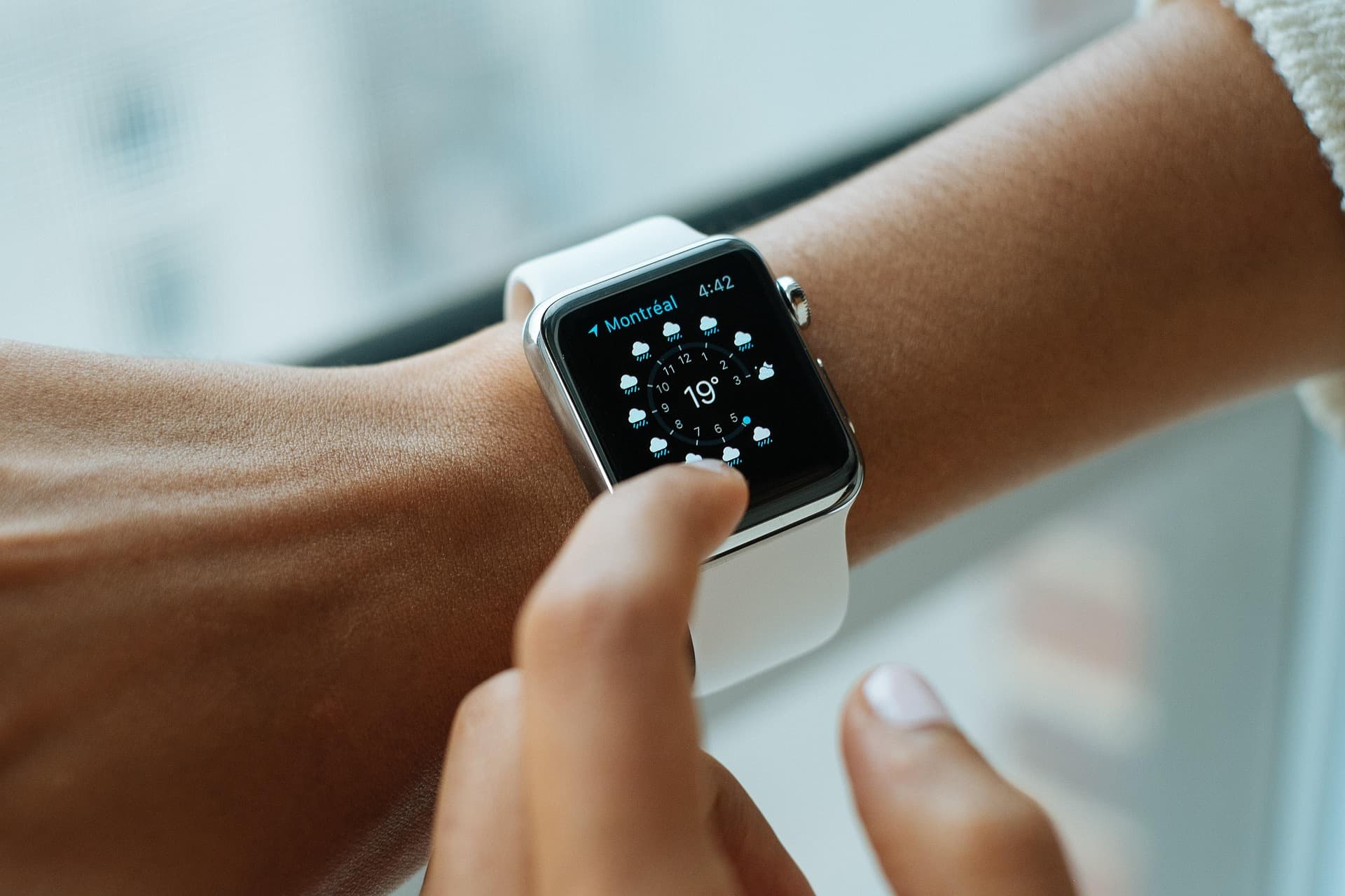 SMART WATCH 821557_1920 1 | Cekome Personne consultant la météo de Montréal sur une Apple Watch avec bracelet blanc