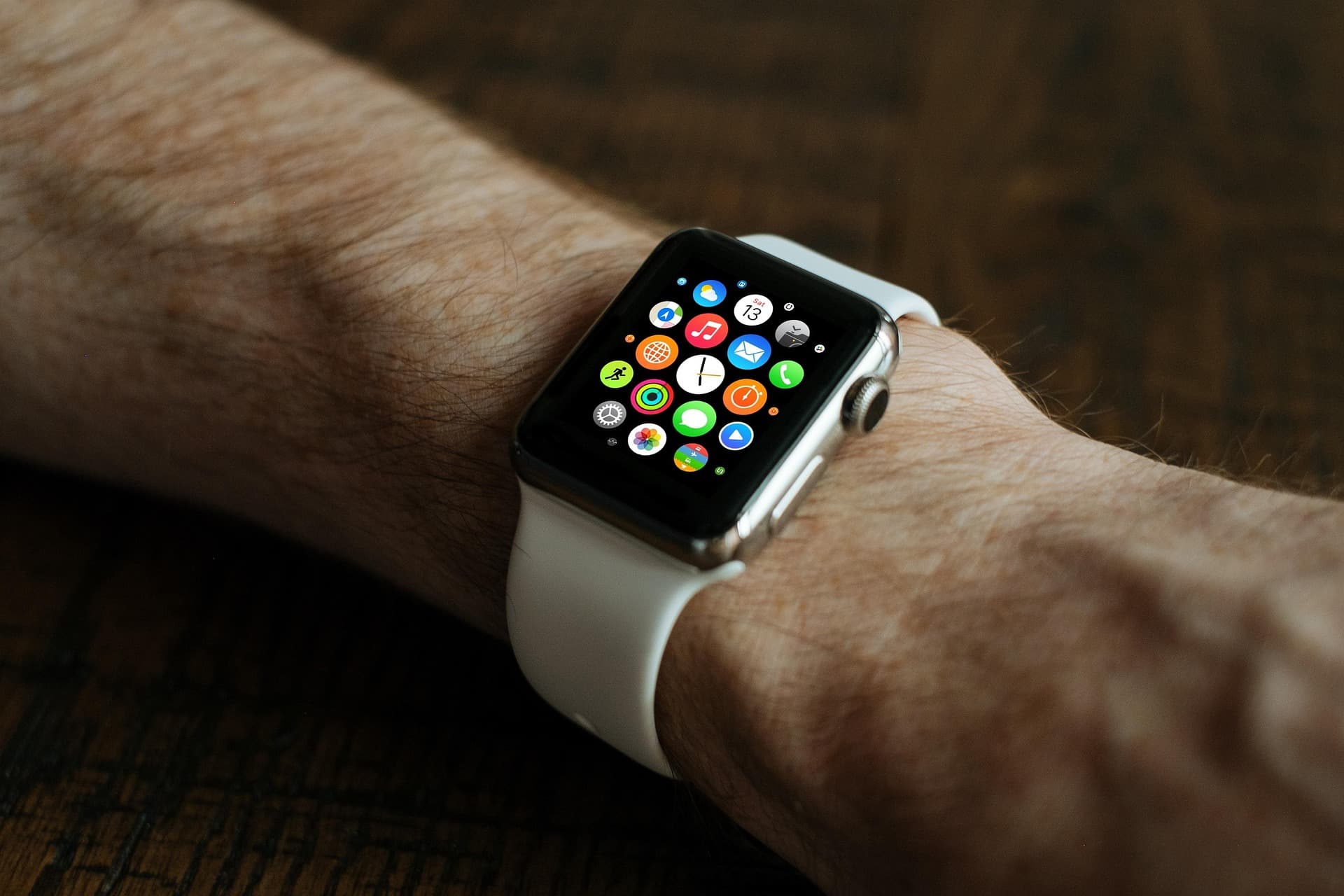 SMART WATCH 821559_1920 1 | Cekome Montre connectée Apple Watch au poignet d’un homme, affichant des applications colorées