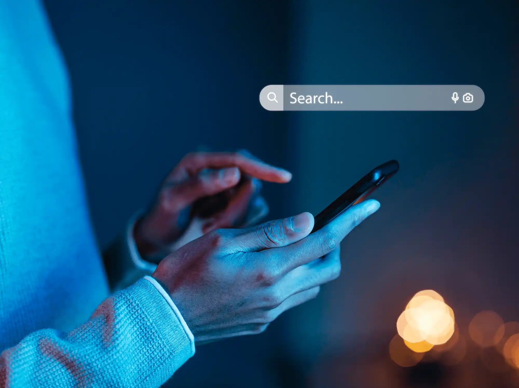 Personne effectuant une recherche sur un smartphone avec une barre de recherche virtuelle affich&eacute;e