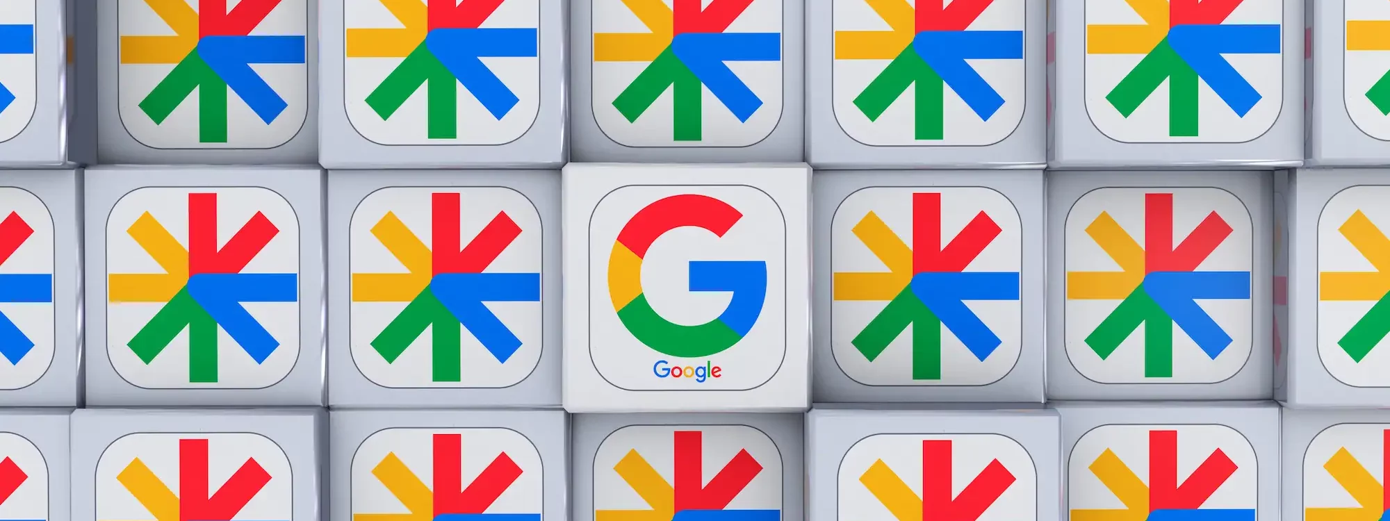 Ic&ocirc;nes Google multicolores en grille avec un logo Google central mis en &eacute;vidence sur fond gris
