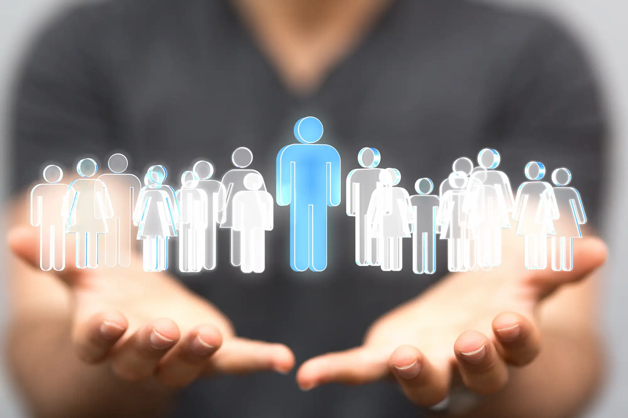 ADOBESTOCK_121560986 | Cekome gestion des ressources humaines avec sélection de profil candidat au centre d’un groupe de personnes