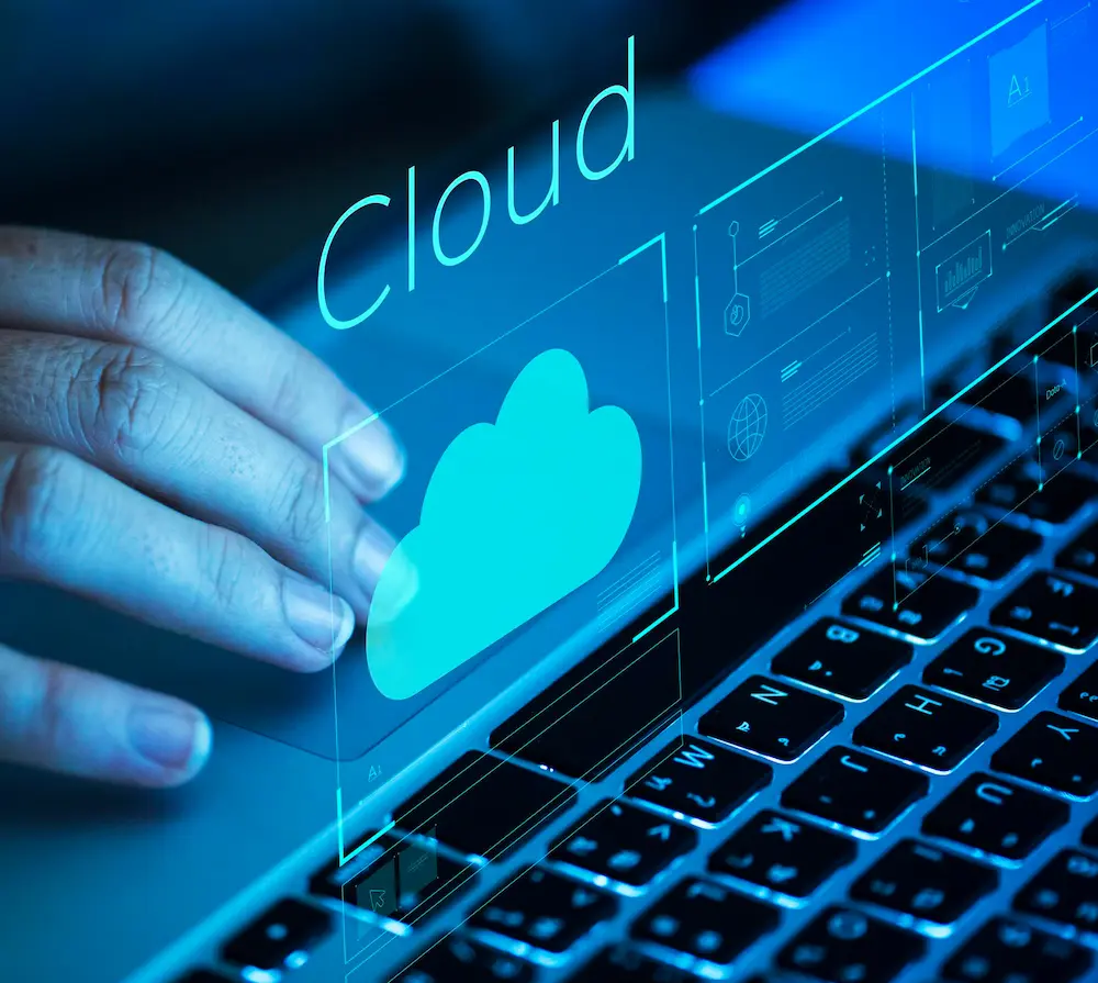 CLOUD_SAUVEGARDE | Cekome Illustration du cloud computing avec interface numérique affichant un nuage au-dessus d'un clavier d'ordinateur portable